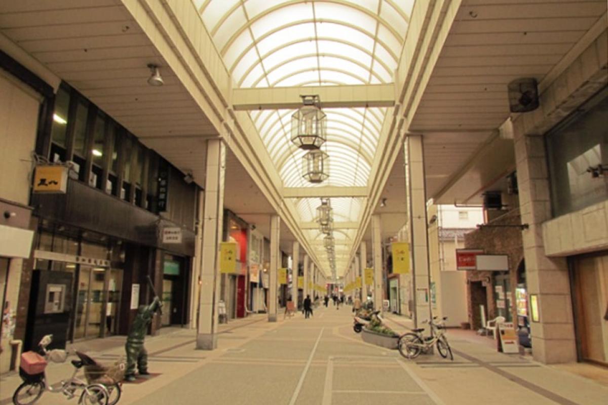 新潟市を代表する商店街である「古町モール」内に立地